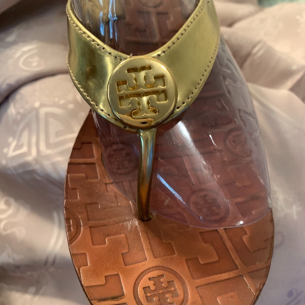 Tory Burch Cork Thora Thong Sandal in Gold. 7M